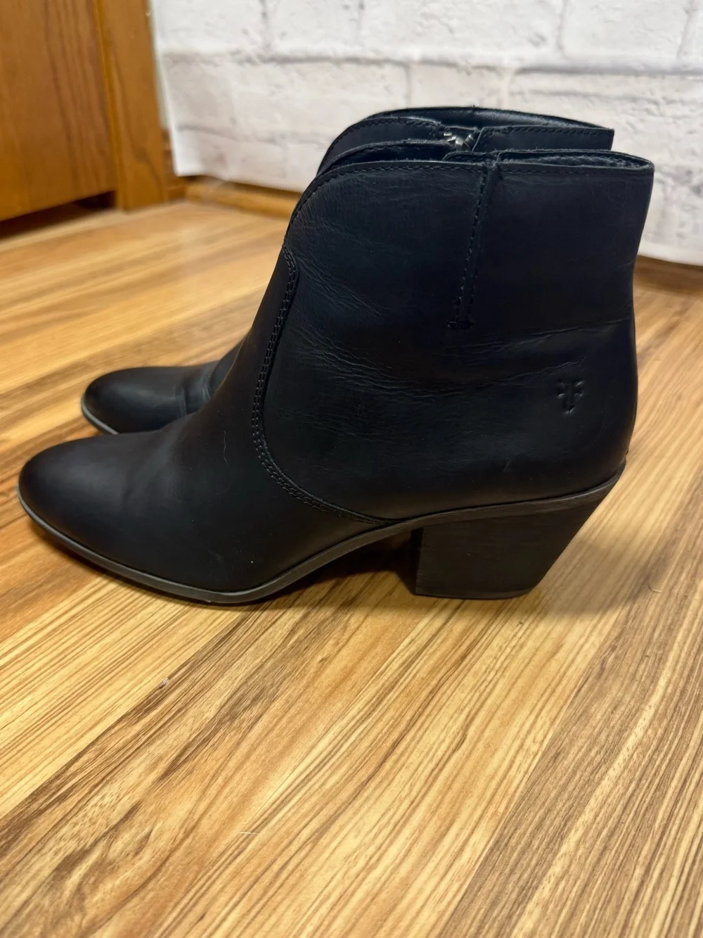 FRYE Jennifer Black Leather Almond Toe Ankle Booties sz 9
